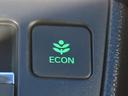 【ＥＣＯＮスイッチ】エンジンやエアコンといった、クルマ全体の動きを燃費優先で自動制御するＥＣＯＮモードに切り替えられます。空調など快適性を優先したいときは、スイッチを押してＯＦＦにできます。