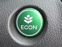 【ＥＣＯＮスイッチ】エンジンやエアコンといった、クルマ全体の動きを燃費優先で自動制御するＥＣＯＮモードに切り替えられます。空調など快適性を優先したいときは、スイッチを押してＯＦＦにできます。
