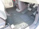 【フロントのフロアマット】前席は純正フロアマット付きです。大きな汚れもなく、使用感も少なめで綺麗な状態です。