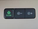 【ＥＣＯＮスイッチ】クルマ全体の動きを燃費優先で自動制御するＥＣＯＮモードに切り替えられます。【イルミネーションコントロールスイッチ】インストルメントパネルの明るさを調節することができます。