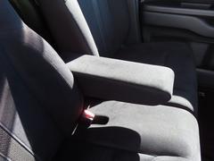 【運転席側のアームレスト】フロント座席はアームレスト付きです。肘を置いてゆったりとした姿で運転できます。 6