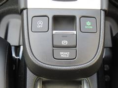 【電子制御パーキングブレーキとオートブレーキホールド】ワンタッチ操作で力を入れずにブレーキがかけられ便利です。【ＥＣＯＮスイッチ】車全体の動きを燃費優先で自動制御するＥＣＯＮモードに切り替えられます。 6