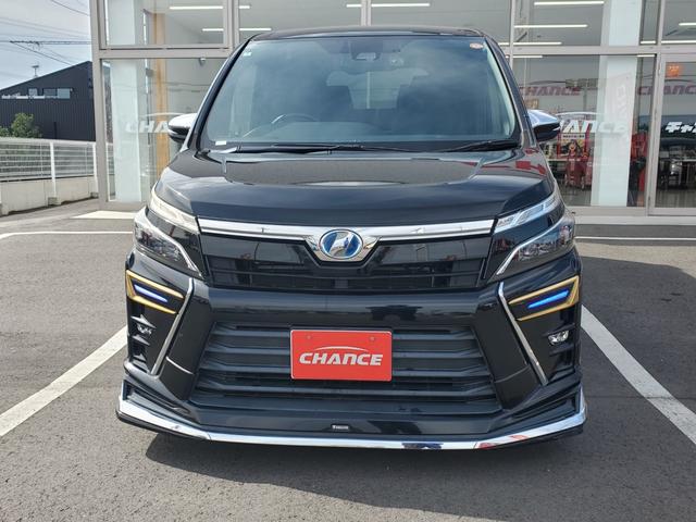 ヴォクシー ハイブリッドＺＳ　煌　純正１０インチナビ　フルセグ　ＣＤ　ＤＶＤ　Ｂｌｕｅｔｏｏｔｈ　バックカメラＥＴＣ　両側パワースライドドア　純正１２．８インチフリップダウンモニター　クルーズコントロール　前席シートヒーター　ＬＥＤ（4枚目）