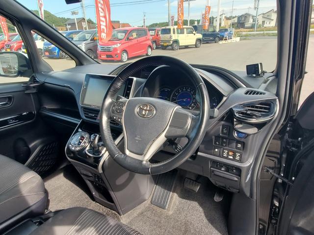 ヴォクシー ハイブリッドＺＳ　煌　純正１０インチナビ　フルセグ　ＣＤ　ＤＶＤ　Ｂｌｕｅｔｏｏｔｈ　バックカメラＥＴＣ　両側パワースライドドア　純正１２．８インチフリップダウンモニター　クルーズコントロール　前席シートヒーター　ＬＥＤ（11枚目）