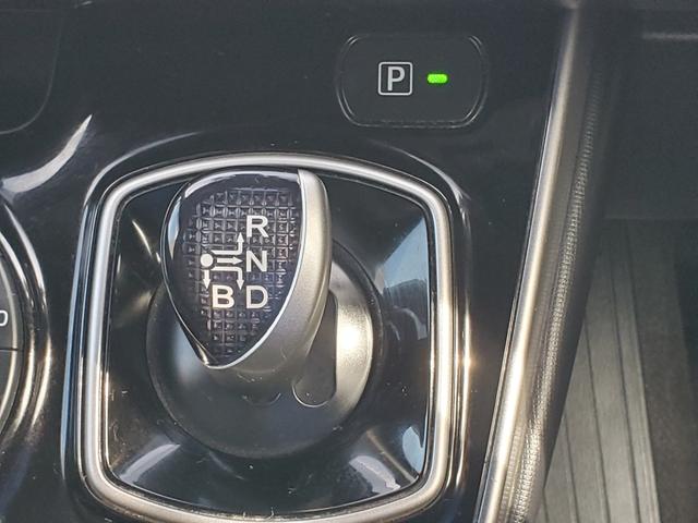 ヴォクシー ハイブリッドＺＳ　煌　純正１０インチナビ　フルセグ　ＣＤ　ＤＶＤ　Ｂｌｕｅｔｏｏｔｈ　バックカメラＥＴＣ　両側パワースライドドア　純正１２．８インチフリップダウンモニター　クルーズコントロール　前席シートヒーター　ＬＥＤ（25枚目）