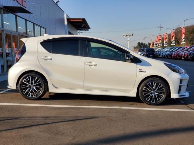 アクア Ｇ　ＧＲスポーツ　雹害車　社外ナビ　バックカメラ　社外アルミ　ドライブレコーダー　ＥＴＣ　ＬＥＤヘッドライト　オートライト　ＵＳＢ　Ｂｌｕｅｔｏｏｔｈ　フルセグＴＶ　ＣＤ　ＤＶＤ　スマートキー　クルコン（6枚目）