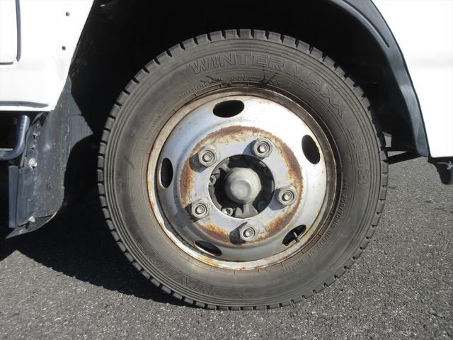 エルフトラック ダブルキャブ　フラットロー　５速マニュアル　地デジメモリーナビ　ＥＴＣ　パワーウィンドウ　アイドリングストップ　ヘッドライトレベライザー　坂道発進補助装置　フォグランプ（9枚目）