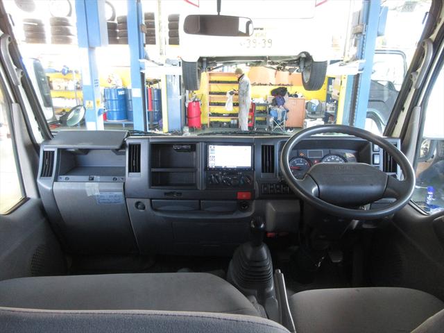 エルフトラック ダブルキャブ　フラットロー　５速マニュアル　地デジメモリーナビ　ＥＴＣ　パワーウィンドウ　アイドリングストップ　ヘッドライトレベライザー　坂道発進補助装置　フォグランプ（13枚目）