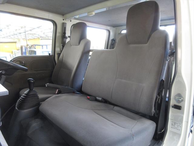 エルフトラック ダブルキャブ　フラットロー　５速マニュアル　地デジメモリーナビ　ＥＴＣ　パワーウィンドウ　アイドリングストップ　ヘッドライトレベライザー　坂道発進補助装置　フォグランプ（14枚目）