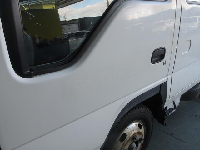 エルフトラック ダブルキャブ　フラットロー　５速マニュアル　地デジメモリーナビ　ＥＴＣ　パワーウィンドウ　アイドリングストップ　ヘッドライトレベライザー　坂道発進補助装置　フォグランプ（41枚目）
