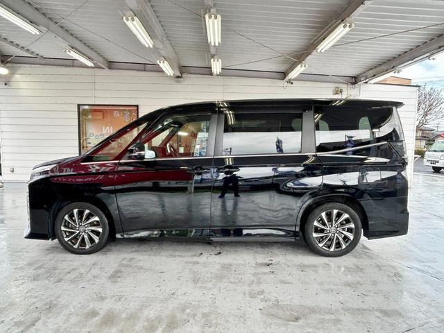 ヴォクシー ハイブリッドS-Z 後席フリップダウンモニター スマートキー2個 プロジェクター式LEDヘッドライト 両側パワスラ Pバックドア トヨタチームメイト BSM 快適利便PKG ドライビングサポートPKGユニバーサルステップ(5枚目)