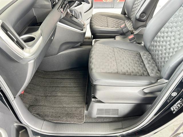 ヴォクシー ハイブリッドS-Z 後席フリップダウンモニター スマートキー2個 プロジェクター式LEDヘッドライト 両側パワスラ Pバックドア トヨタチームメイト BSM 快適利便PKG ドライビングサポートPKGユニバーサルステップ(16枚目)