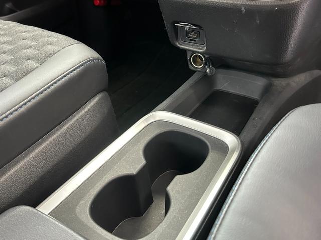 ヴォクシー ハイブリッドS-Z 後席フリップダウンモニター スマートキー2個 プロジェクター式LEDヘッドライト 両側パワスラ Pバックドア トヨタチームメイト BSM 快適利便PKG ドライビングサポートPKGユニバーサルステップ(28枚目)