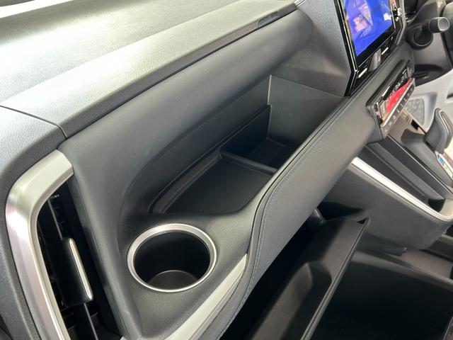 ヴォクシー ハイブリッドS-Z 後席フリップダウンモニター スマートキー2個 プロジェクター式LEDヘッドライト 両側パワスラ Pバックドア トヨタチームメイト BSM 快適利便PKG ドライビングサポートPKGユニバーサルステップ(31枚目)