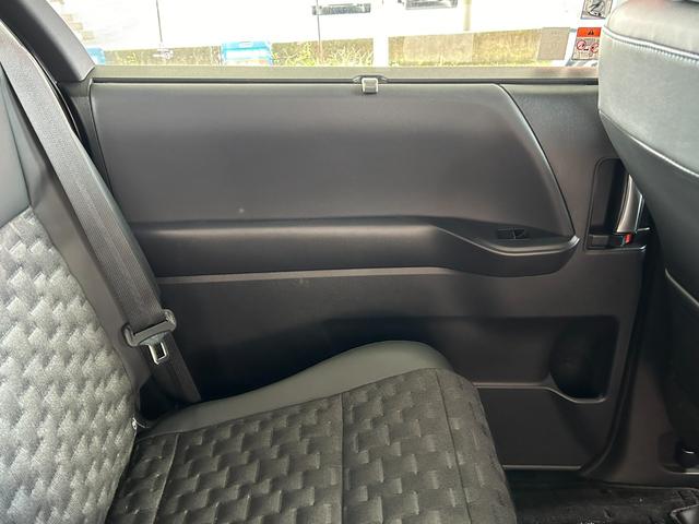 ヴォクシー ハイブリッドS-Z 後席フリップダウンモニター スマートキー2個 プロジェクター式LEDヘッドライト 両側パワスラ Pバックドア トヨタチームメイト BSM 快適利便PKG ドライビングサポートPKGユニバーサルステップ(39枚目)