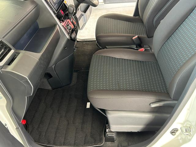 ルーミー カスタムＧ　ワンオーナー　スマートキー２個　ＬＥＤヘッドライト＆ＬＥＤフォグ　両側パワースライドドア　パノラミックビューパッケージ　スマートアシスト　フルセグＴＶ　レーダークルーズコントロール　純正アルミ（16枚目）