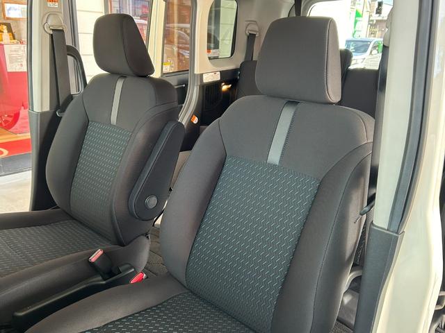 ルーミー カスタムＧ　ワンオーナー　スマートキー２個　ＬＥＤヘッドライト＆ＬＥＤフォグ　両側パワースライドドア　パノラミックビューパッケージ　スマートアシスト　フルセグＴＶ　レーダークルーズコントロール　純正アルミ（17枚目）