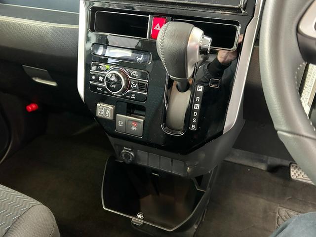 ルーミー カスタムＧ　ワンオーナー　スマートキー２個　ＬＥＤヘッドライト＆ＬＥＤフォグ　両側パワースライドドア　パノラミックビューパッケージ　スマートアシスト　フルセグＴＶ　レーダークルーズコントロール　純正アルミ（26枚目）