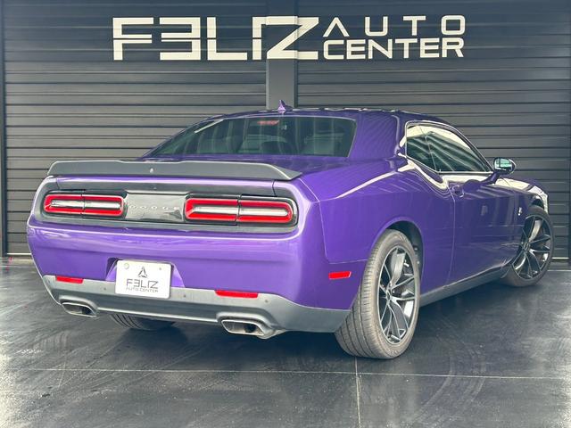 ダッジ・チャレンジャー Ｒ／Ｔ　３９２ＨＥＭＩ　スキャットパックシェイカー　ｂｒｅｍｂｏブレーキ　スキャットパックロゴ入りアルカンターラコンビシート　アップルカープレイ　シートヒーター＆ベンチレーション（2枚目）