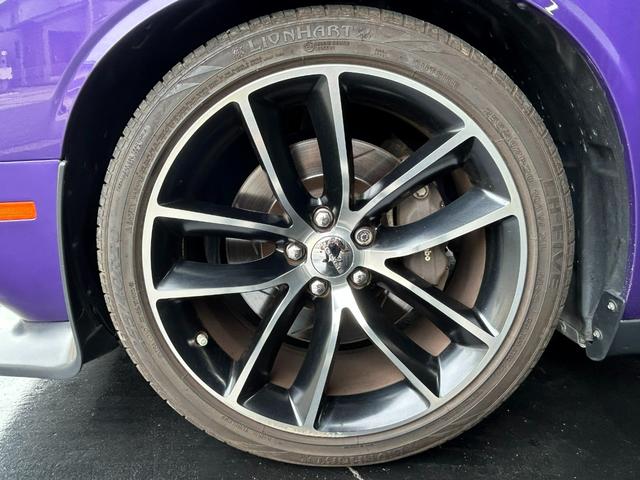 ダッジ・チャレンジャー Ｒ／Ｔ　３９２ＨＥＭＩ　スキャットパックシェイカー　ｂｒｅｍｂｏブレーキ　スキャットパックロゴ入りアルカンターラコンビシート　アップルカープレイ　シートヒーター＆ベンチレーション（12枚目）