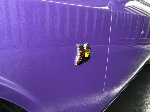 ダッジ・チャレンジャー Ｒ／Ｔ　３９２ＨＥＭＩ　スキャットパックシェイカー　ｂｒｅｍｂｏブレーキ　スキャットパックロゴ入りアルカンターラコンビシート　アップルカープレイ　シートヒーター＆ベンチレーション（13枚目）