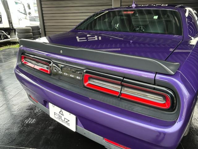ダッジ・チャレンジャー Ｒ／Ｔ　３９２ＨＥＭＩ　スキャットパックシェイカー　ｂｒｅｍｂｏブレーキ　スキャットパックロゴ入りアルカンターラコンビシート　アップルカープレイ　シートヒーター＆ベンチレーション（18枚目）