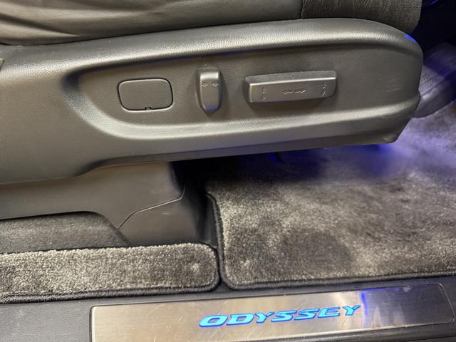 オデッセイ アブソルート・ＥＸ　ＴＫ１８２２純正インターナビ　フルセグＴＶ走行中可　ＣＤ　ＤＶＤ　ＢＴ　バックカメラ　ビルドインＥＴＣ　　クルーズコントロール　アイドリングストップ　３列目床下格納シート　純正１７インチアルミホイール（30枚目）