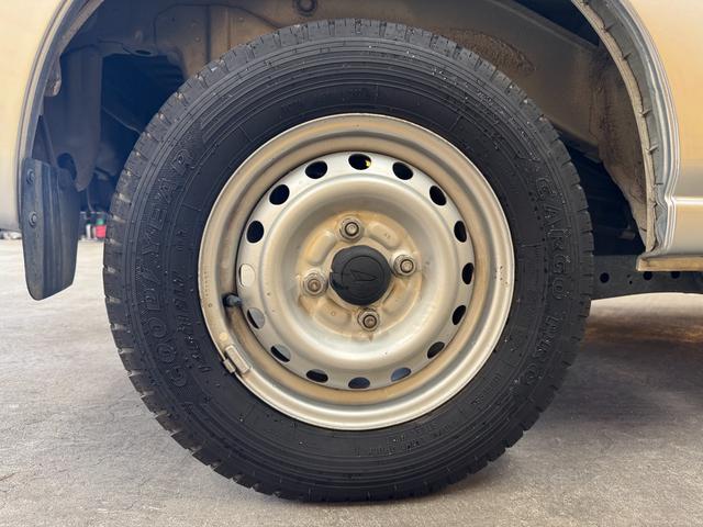 ハイゼットカーゴ ＤＸ　ＴＫ１９３８純正オーディオ　ＡＭ／ＦＭラジオ　ヘッドライトレベライザー　前席パワーウィンドゥ　運転席オートパワーウィンドゥ　オーバーヘッドコンソール　ドアバイザー　純正１２インチスチールホイール（67枚目）