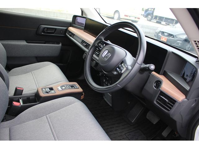 Ｈｏｎｄａ ｅ アドバンス　スカイルーフ／１２．３型スクリーン／ＡｐｐｌｅＣａｒＰｌａｙ／全周囲カメラ／シートヒーター／レーダークルーズコントロール／／ＬＥＤヘッドライト／衝突軽減／．ＥＴＣ２．０／（22枚目）