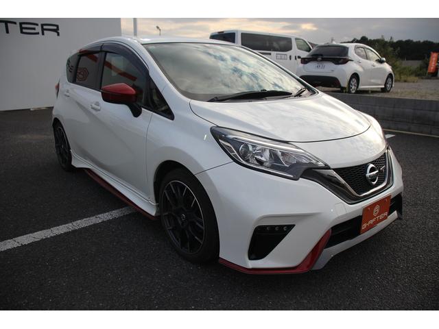 ノート 　５ＭＴ／ＮＩＳＭＯエアロ／ＨＫＳマフラー／社外ナビ／Ｂカメラ／純正１７ＡＷ／電動格納ミラー／ＬＥＤヘッドライト／地デジ／フォグライト／オートライト／スマートキー／プッシュスタート／（13枚目）