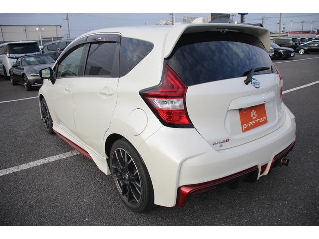 ノート 　５ＭＴ／ＮＩＳＭＯエアロ／ＨＫＳマフラー／社外ナビ／Ｂカメラ／純正１７ＡＷ／電動格納ミラー／ＬＥＤヘッドライト／地デジ／フォグライト／オートライト／スマートキー／プッシュスタート／（17枚目）
