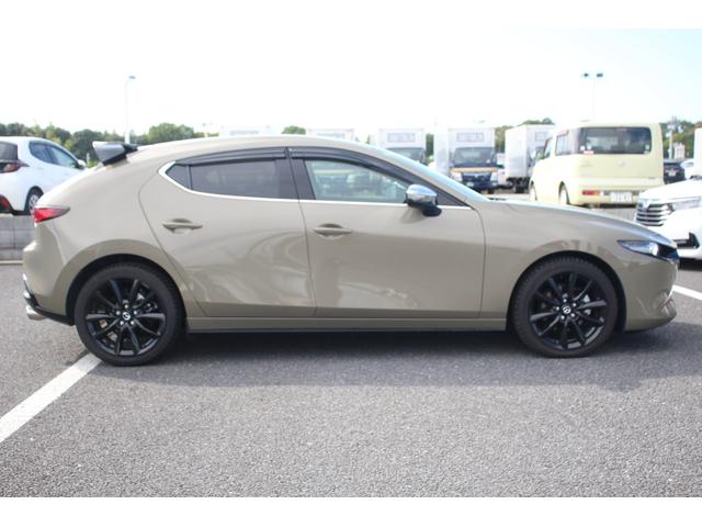 ＭＡＺＤＡ３ファストバック ２０Ｓ　レトロスポーツエディション　純正ナビ／全周囲カメラ／地デジ／ＢＯＳＥサウンド／レーダークルーズコントロール／衝突軽減ブレーキ／ＡｕｔｏＥｘｅマフラー／ＥＴＣ／ステアリングヒーター／置くだけ充電／（16枚目）