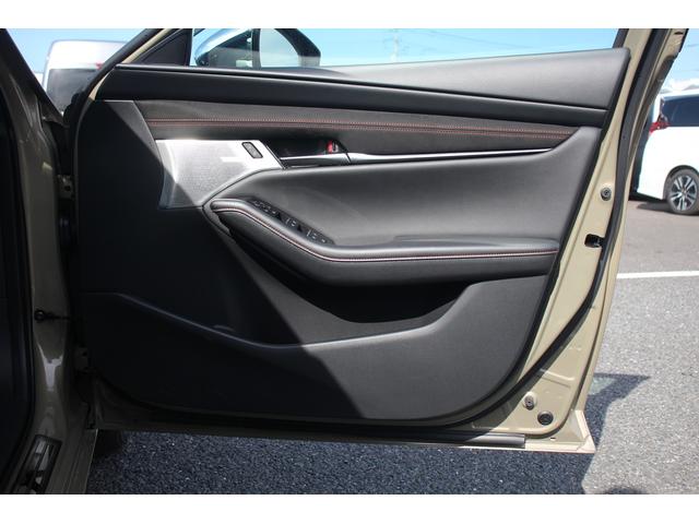 ＭＡＺＤＡ３ファストバック ２０Ｓ　レトロスポーツエディション　純正ナビ／全周囲カメラ／地デジ／ＢＯＳＥサウンド／レーダークルーズコントロール／衝突軽減ブレーキ／ＡｕｔｏＥｘｅマフラー／ＥＴＣ／ステアリングヒーター／置くだけ充電／（31枚目）
