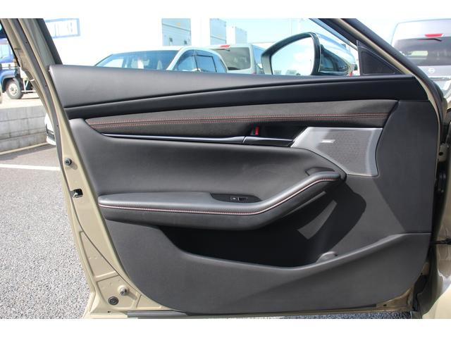 ＭＡＺＤＡ３ファストバック ２０Ｓ　レトロスポーツエディション　純正ナビ／全周囲カメラ／地デジ／ＢＯＳＥサウンド／レーダークルーズコントロール／衝突軽減ブレーキ／ＡｕｔｏＥｘｅマフラー／ＥＴＣ／ステアリングヒーター／置くだけ充電／（40枚目）