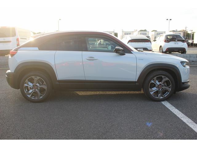 MX-30 100周年特別記念車 禁煙車 メーカー8.8インチセンターディスプレイ BOSEプレミアムサウンドシステム レーダークルーズコントロール アラウンドビューモニター ETC2.0 純正18インチアルミホイール(16枚目)