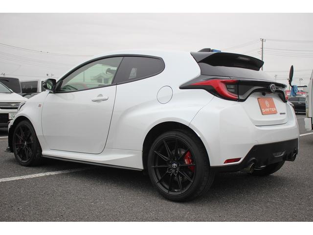 GRヤリス RZ ハイパフォーマンス 禁煙車 ワンオーナー 純正8インチディスプレイオーディオ JBLサウンドシステム LEDヘッドライト 純正18インチBBS製アルミホイール カーボンルーフ GRフロントスポイラー(13枚目)