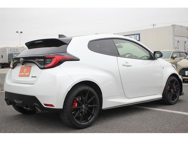 GRヤリス RZ ハイパフォーマンス 禁煙車 ワンオーナー 純正8インチディスプレイオーディオ JBLサウンドシステム LEDヘッドライト 純正18インチBBS製アルミホイール カーボンルーフ GRフロントスポイラー(15枚目)