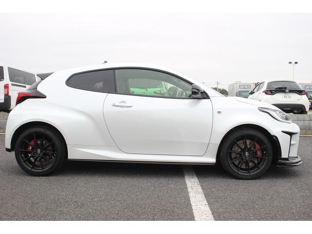 GRヤリス RZ ハイパフォーマンス 禁煙車 ワンオーナー 純正8インチディスプレイオーディオ JBLサウンドシステム LEDヘッドライト 純正18インチBBS製アルミホイール カーボンルーフ GRフロントスポイラー(16枚目)