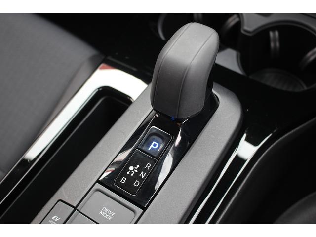 プリウス Ｕ　禁煙車　純正８インチナビ　フルセグＴＶ　全周囲カメラ　衝突軽減システム　ＬＥＤヘッドライト　レーダークルーズコントロール　ＥＴＣ２．０　オートライト　１００Ｖ電源　Ｂｌｕｅｔｏｏｔｈ（4枚目）