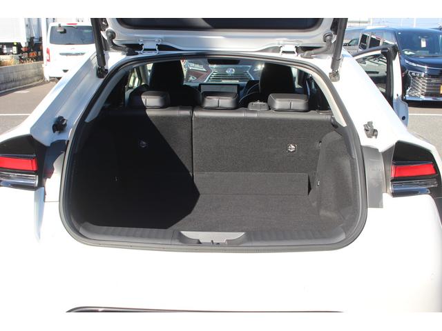 プリウス Ｚ　禁煙車　ワンオーナー　サンルーフ　純正１２．３インチディスプレイオーディオ　アダプティブクルーズコントロール　パノラミックビューモニター　電動リアゲート　１５００Ｗ給電　黒革シート　ＥＴＣ２．０（65枚目）