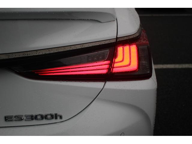 ＥＳ ＥＳ３００ｈ　Ｆスポーツ　後期型　禁煙車　サンルーフ　純正１２型ナビ　フルセグＴＶ　全周囲カメラ　温冷赤革　１オーナー　電動リアゲート　ＥＴＣ２．０　レーダークルーズコントロール　レーンキープアシスト　３眼ＬＥＤヘッドライト（27枚目）