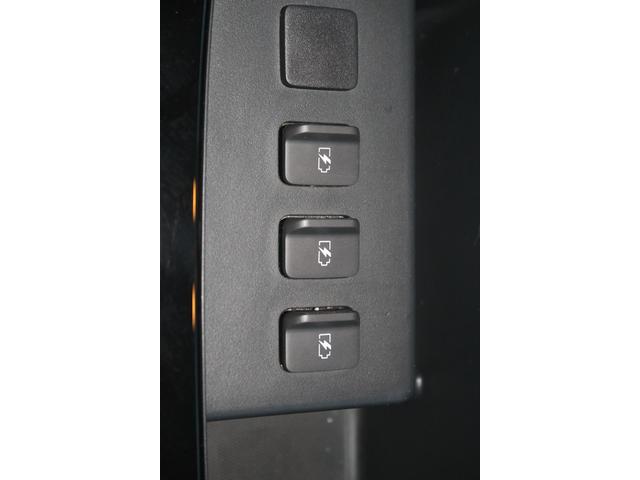 エルグランド ２５０ハイウェイスターＳ　アーバンクロム　後期型　純正１０インチナビ　フリップダウンモニター　アダプティブクルーズコントール　衝突軽減ブレーキ　ＥＴＣ２．０　両側電動スライドドア　シートヒーター　純正１８インチアルミホイール（6枚目）