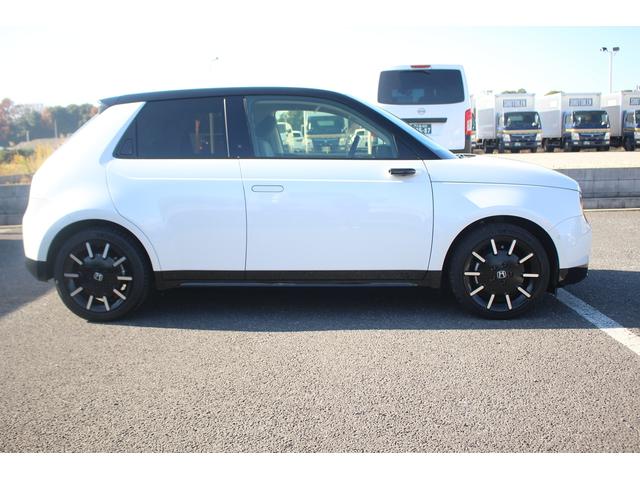 Ｈｏｎｄａ ｅ アドバンス　禁煙車　純正７型ワイドナビ　フルセグＴＶ　全周囲カメラ　純正１７インチアルミホイール　衝突軽減ブレーキシステム　ガラスルーフ　ＥＴＣ　シートヒーター　レーダークルーズコントロール　ＬＥＤヘッドライト（17枚目）