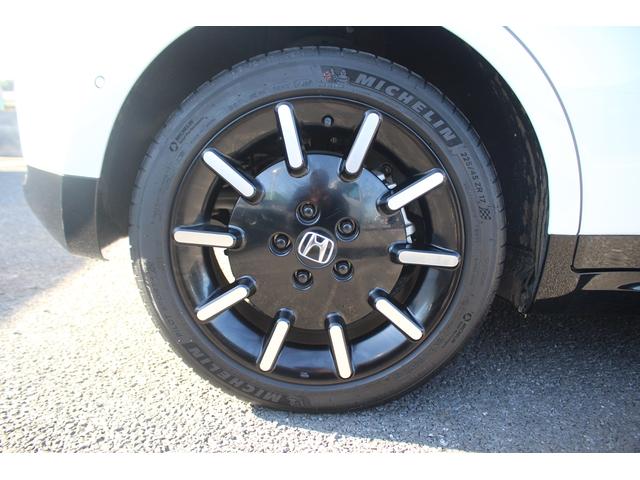 Ｈｏｎｄａ ｅ アドバンス　禁煙車　純正７型ワイドナビ　フルセグＴＶ　全周囲カメラ　純正１７インチアルミホイール　衝突軽減ブレーキシステム　ガラスルーフ　ＥＴＣ　シートヒーター　レーダークルーズコントロール　ＬＥＤヘッドライト（18枚目）