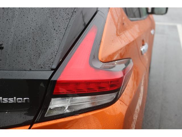 リーフ X Vセレクション ワンオーナー ツートンルーフ 純正9型ナビ フルセグ オプションボディカラー アラウンドビューモニター プロパイロット 前席シートヒーター ステアリングヒーター 純正17インチAW LEDヘッドランプ(20枚目)