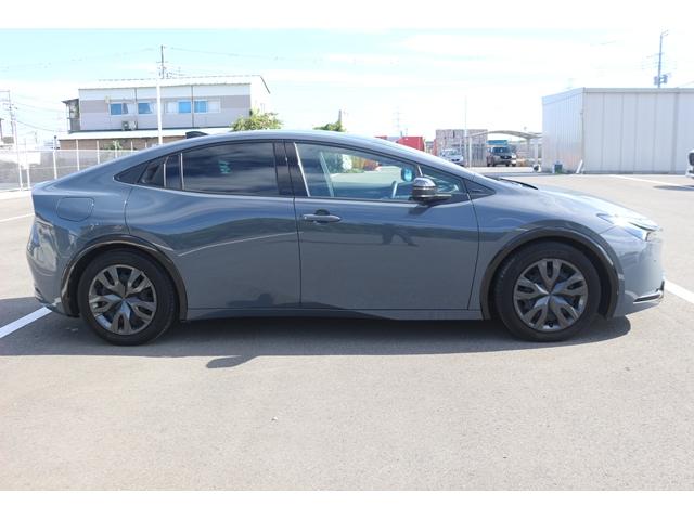 プリウス Ｚ　禁煙車　パノラマルーフ　黒革シート　純正１２．３型ナビ　全方位カメラ　フルセグＴＶ　レーダークルーズコントロール　シートクーラー　シートヒーター　デジタルミラー　　ＥＴＣ２．０　トヨタセーフティセンス（11枚目）