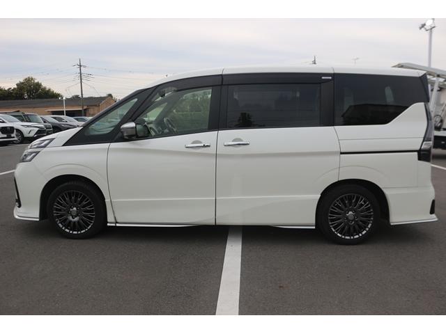 セレナ ｅ－パワー　オーテック　スポーツスペック　禁煙車　革シート　インジェリテントルームミラー　純正１０型ナビ　フルセグ　全周囲カメラ　両側電動　プロパイロット　衝突軽減　レーダークルーズ　ＬＥＤヘッドライト　社外１７ＡＷ　スマートキー　ＡＢＳ（14枚目）