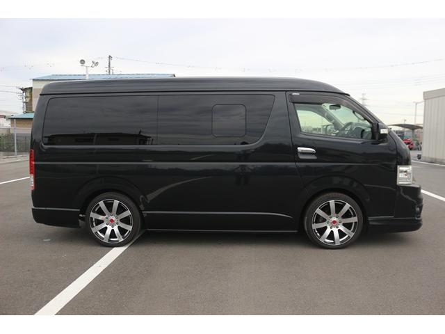 ハイエースワゴン ＧＬ　禁煙車　片側電動スライド　ベッドキット　ファブレス１９ＡＷ　カロッツェリアディスプレイ　バックカメラ　後席モニター　スマートキー　シートカバー　ローダウン車　ＬＥＤヘッドライト　インパネＡＴ　１０人乗（9枚目）
