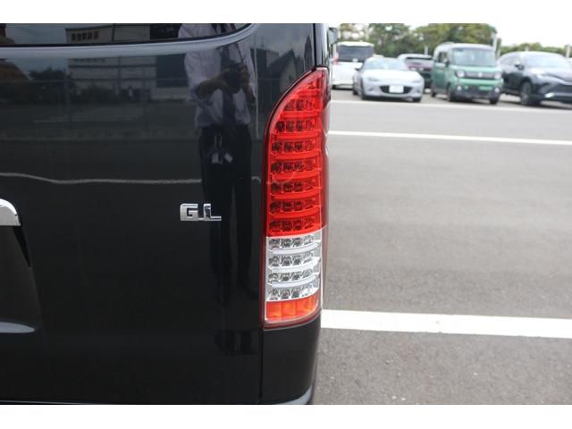 ハイエースワゴン ＧＬ　禁煙車　片側電動スライド　ベッドキット　ファブレス１９ＡＷ　カロッツェリアディスプレイ　バックカメラ　後席モニター　スマートキー　シートカバー　ローダウン車　ＬＥＤヘッドライト　インパネＡＴ　１０人乗（21枚目）