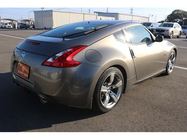 フェアレディＺ バージョンＴ　禁煙車　黒革シート　ＢＯＳＥサウンド　ＥＴＣ　純正１８ＡＷ　プッシュシート　シートヒーター　スマートキー　パドルシフト　電動格納ドアミラー　ＥＴＣ　オートエアコン　盗難防止システム　衝突軽減ボディー（11枚目）